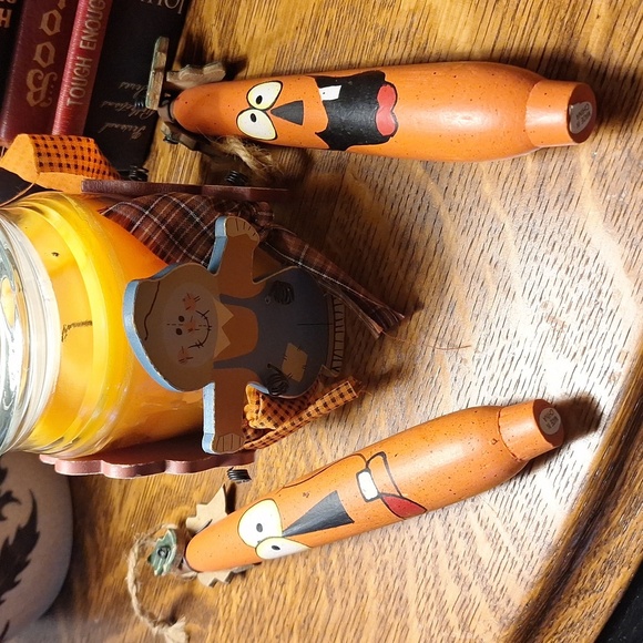 FALL DECOR CANDLE SURROUND AND 2 WOODEN PAINTED DOWELS - Picture 1 of 8